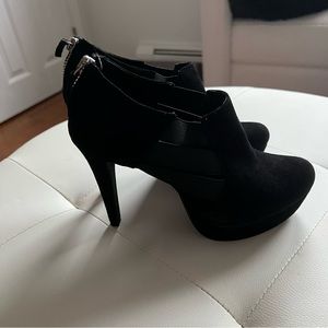 Gently used size 6 JS by Jessica Simpson Suede Heels